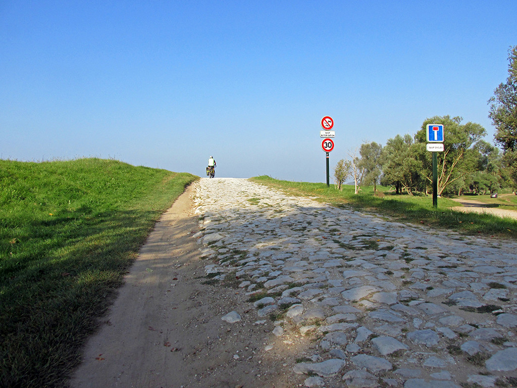 Gien-Jargeau-France-cobblestone bike path