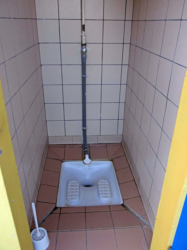 Dole-Verdun-sur-le-Doubs-France-Verdun camping-floor toilet
