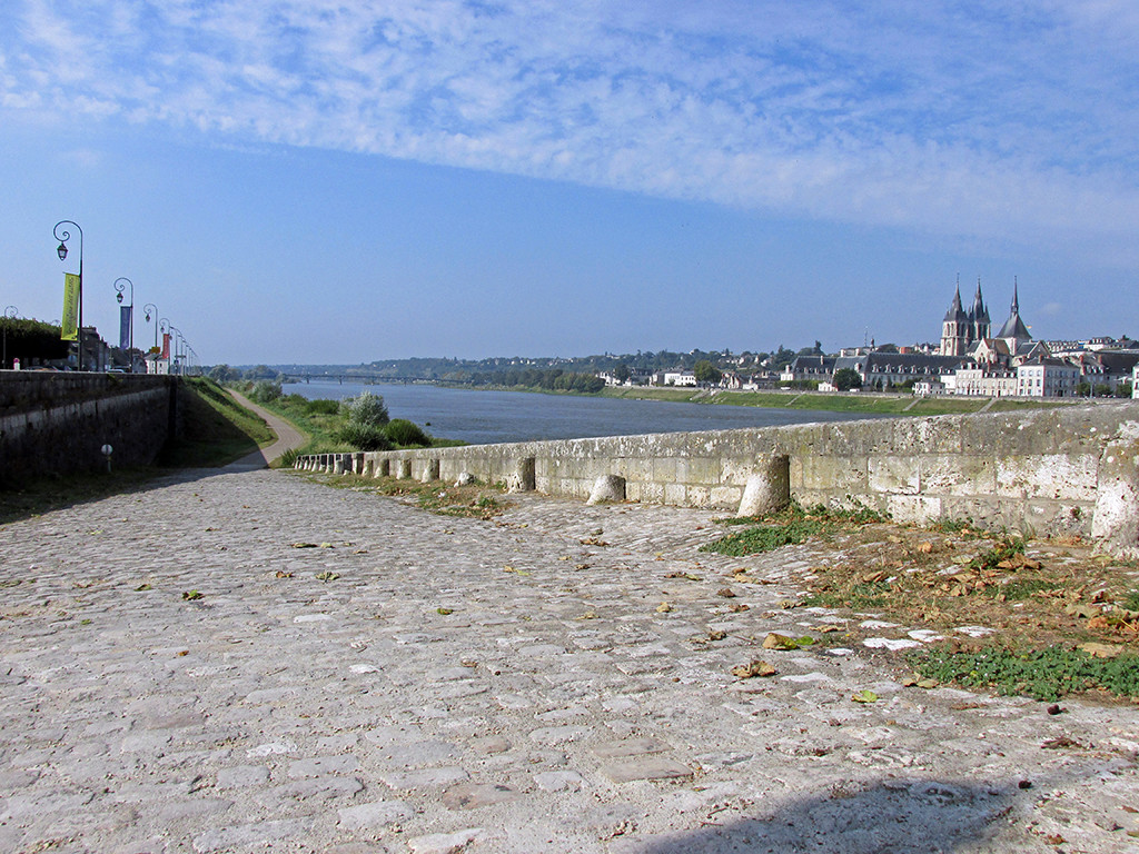 Blois-Chaumont-France-Blois-cobblestone