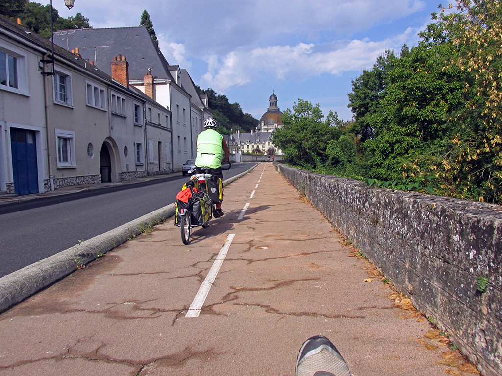 Savigny-en-Veron-Gennes-rough bike path